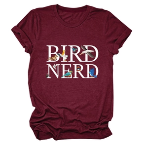 Dettaglio della maglietta Bird Nerd rosso vino con grafica di uccelli e scritte bianche