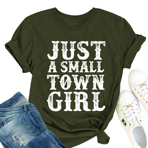 T-shirt vert foncé imprimé Just a Small Town Girl posé à plat avec jean denim