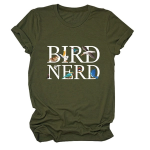 Maglietta verde oliva scuro con scritta Bird Nerd e illustrazioni di uccelli colorati