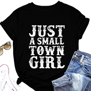 Détail de l'imprimé Just a Small Town Girl sur un t-shirt noir en coton noué à la taille