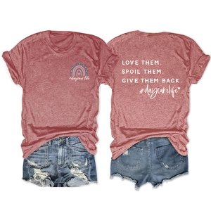 Detail von T-Shirt mit Slogan-Druck und Distressed-Denim-Shorts auf weißem Grund