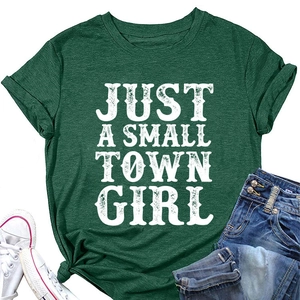 Mise à plat du t-shirt vert foncé avec imprimé Just a Small Town Girl et jeans