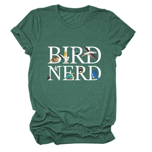 Dettaglio della t-shirt verde scuro Bird Nerd in cotone con illustrazioni di uccelli