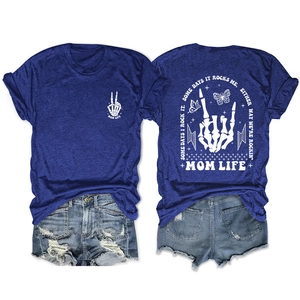 Vorder- und Rückansicht des dunkelblauen Mom Life Grafik-Tees mit Denim-Shorts