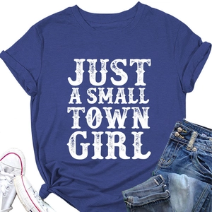 T-shirt bleu marine col rond avec imprimé 'JUST A SMALL TOWN GIRL' et jean en denim