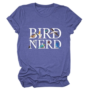Dettaglio della t-shirt Bird Nerd con stampe di uccelli colorati su tessuto blu melange