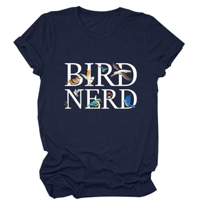 Dettaglio della maglietta blu navy con stampa Bird Nerd e illustrazioni colorate di uccelli
