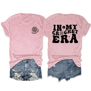 T-shirt in cotone rosa con stampa IN MY CROCHET ERA che mostra le viste fronte e retro