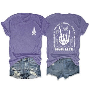 Damen Set mit lila Some Days It Rocks Grafik-T-Shirt und zerrissenen Jeansshorts