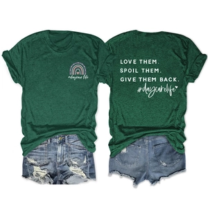 Detailansicht von Vorder- und Rückseite des grünen T-Shirts mit Daycare-Life-Slogan