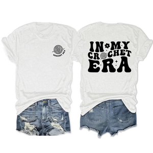 T-shirt bianca con stampa In My Crochet Era e pantaloncini di jeans blu strappati