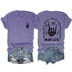 Flachbild von violettem Mom-Life-Rock-T-Shirt und Jeansshorts mit Vorder- und Rückansicht