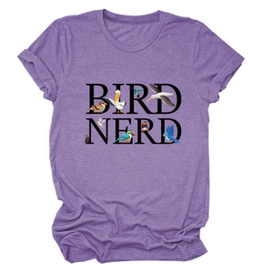 Dettaglio della stampa grafica Bird Nerd su t-shirt in cotone viola con motivi di uccelli