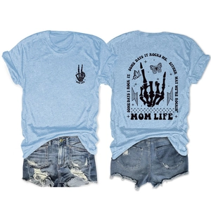 Damen T-Shirt in Hellblau mit Mom-Life-Aufdruck und dazu passende Jeans-Shorts