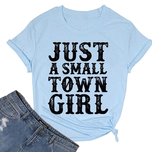 T-shirt bleu clair avec lettrage Just a Small Town Girl et nœud décoratif latéral