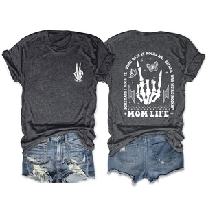 Flachbild von Mom Life T-Shirt mit Totenkopf-Grafik und Destroyed-Denim-Shorts im Set