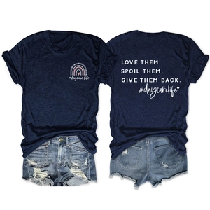 Detailansicht des dunkelblauen T-Shirts mit Regenbogen-Print und Love Them-Slogan