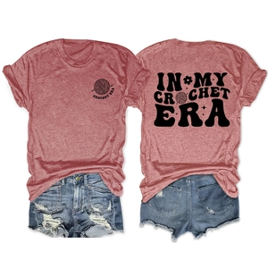 Dettaglio fronte e retro della t-shirt rosso ruggine con stampa vintage Crochet Era