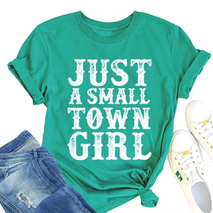 Détail de l'inscription blanche Just A Small Town Girl sur un t-shirt vert col rond
