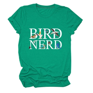 Dettaglio della stampa Bird Nerd su maglietta in cotone verde scuro a girocollo