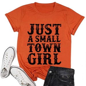 Gros plan d'un t-shirt orange à col rond avec lettrage noir Just a Small Town Girl
