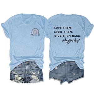 Vorder- und Rückseite des blauen Daycare Life T-Shirts mit Spruch und Denim-Shorts
