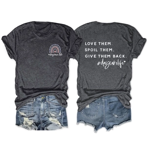 Damen T-Shirt in Dunkelgrau mit Regenbogen-Print und Jeans-Shorts im Set mit Daycare-Slogan