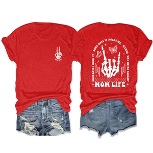 Vorder- und Rückansicht des roten Mom Life T-Shirts mit Rock-Handprint und Jeansshorts