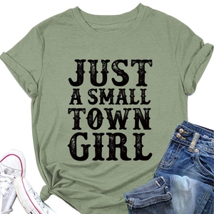 Détail à plat d'un t-shirt vert olive avec impression vintage 'JUST A SMALL TOWN GIRL'
