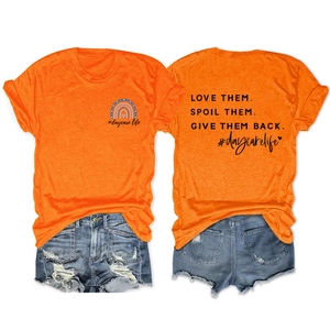 Detailansicht der Rückseite des orangefarbenen T-Shirts mit Love Them Spoil Them Aufdruck