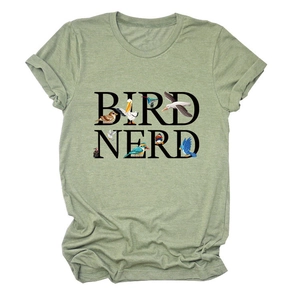 Dettaglio della stampa Bird Nerd su una t-shirt verde oliva a girocollo in cotone