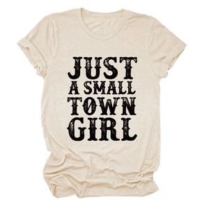 Détail du texte artistique Just A Small Town Girl sur un t-shirt beige col rond