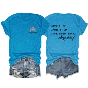 Vorder- und Rückansicht des blauen Daycare Life T-Shirts mit Regenbogen-Slogan