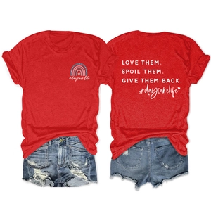 Vorder- und Rückansicht des roten Daycare Life T-Shirts mit humorvollem Spruch Print