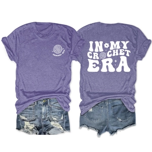Vista dettagliata della t-shirt viola Crochet Era con stampa vintage e pantaloncini