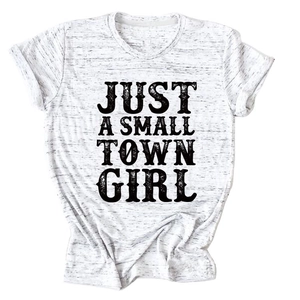 Détail du t-shirt blanc chiné avec imprimé Just A Small Town Girl et manches à revers