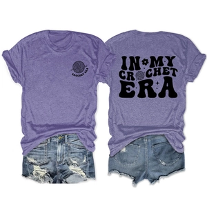 T-shirt viola a girocollo con stampa 'In My Crochet Era' su entrambi i lati del capo