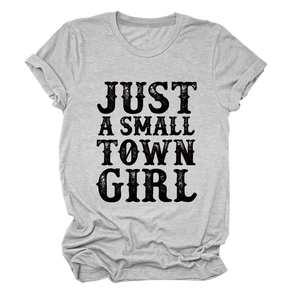 Détail de l'imprimé Just A Small Town Girl sur un t-shirt gris à col rond et manches retroussées