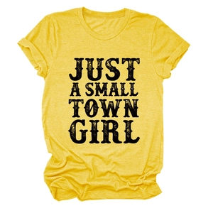 Détail de l'imprimé Just A Small Town Girl sur un t-shirt jaune en mélange de coton