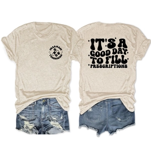 Dettaglio della maglietta grafica da tecnico farmaceutico con scritte vintage e shorts in denim