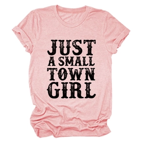 Détail de l'imprimé Just a Small Town Girl sur un t-shirt rose chiné vintage