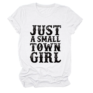 Détail de la typographie vintage 'JUST A SMALL TOWN GIRL' sur ce T-shirt en coton blanc