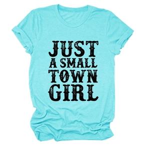 Détail du t-shirt en coton bleu sarcelle avec imprimé JUST A SMALL TOWN GIRL et manches