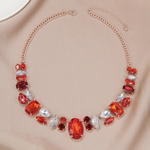 Collier hip-hop extravagant avec cristaux rouges et blancs sur chaîne dorée