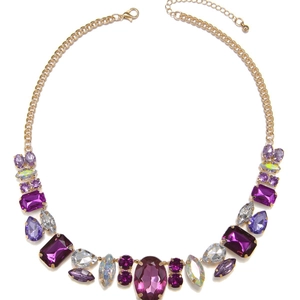 Collier hip-hop doré exagéré avec des pierres de cristal violettes et claires