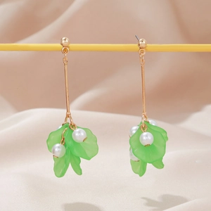 Boucles d'oreilles pendantes avec pétales verts et perles blanches sur tiges dorées