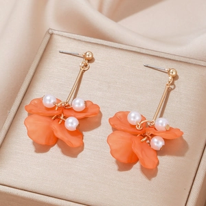 Boucles d'oreilles pendantes élégantes avec pétales orange mat et perles blanches