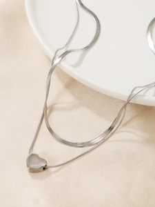 Vue détaillée du collier double épaisseur en argent avec cœur sur soie et céramique