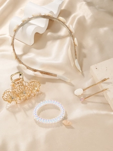 Vue détaillée du set d'accessoires de cheveux coquillages marins sur satin champagne