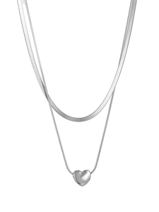 Détail du collier double rang avec chaîne serpent et pendentif cœur bombé